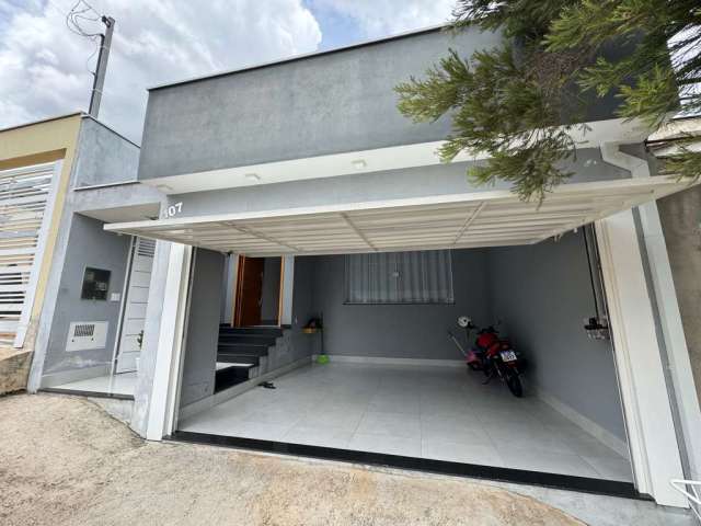 Casa à venda em Bragança Paulista-SP, Residencial Quinta dos Vinhedos: 2 quartos, 2 suítes, 3 salas, 3 banheiros, 2 vagas de garagem!