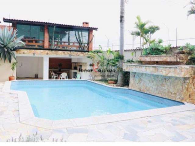 Casa na Vila Suissa, vista para a Serra, avarandada, campo de futebol, piscina com cascata, 680m² de terreno, canil. A partir 950 mil. Mogi das Cruzes