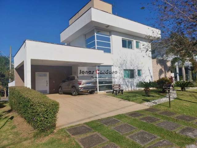 Casa de luxo no Cond. Bella Città em Mogi das Cruzes, 3 suítes, 3 salas, 5 banheiros, 4 vagas, piscina e área gourmet e amplo quintal!