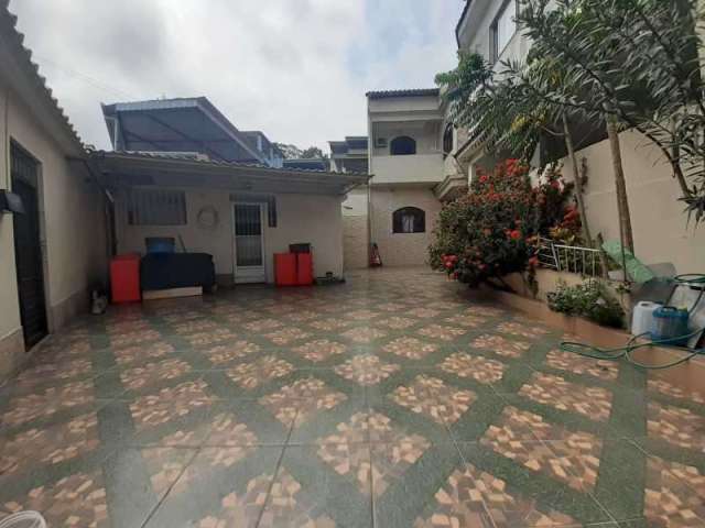 Casa com 3 quartos à venda na Rua Quinze de Novembro, Vila São Luís, Duque de Caxias, 280 m2 por R$ 550.000