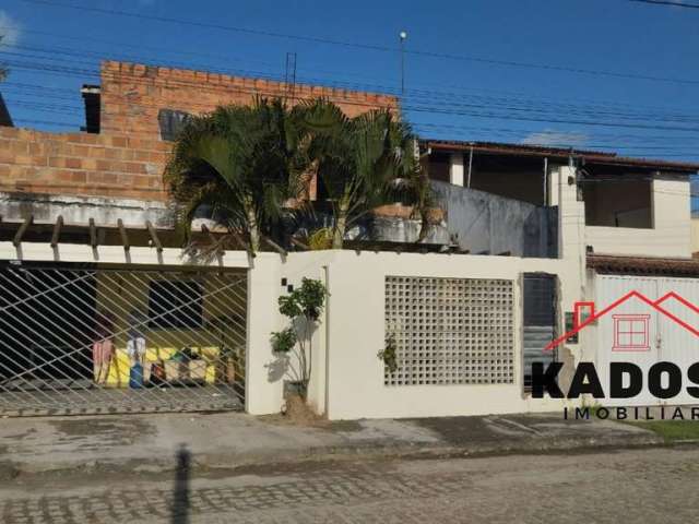 Casa à venda no Aviário, Feira de Santana-BA: 3 quartos, 1 suíte, 1 sala, 2 banheiros e 1 vaga de garagem. Venha conferir!