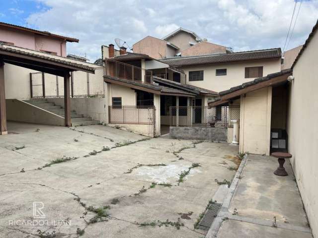 Casa com um dormitório, sala, cozinha, banheiro, churrasqueira e canil com vários boxes