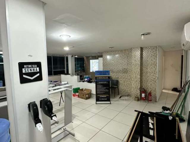 Sala - 180 m² - Banheiro