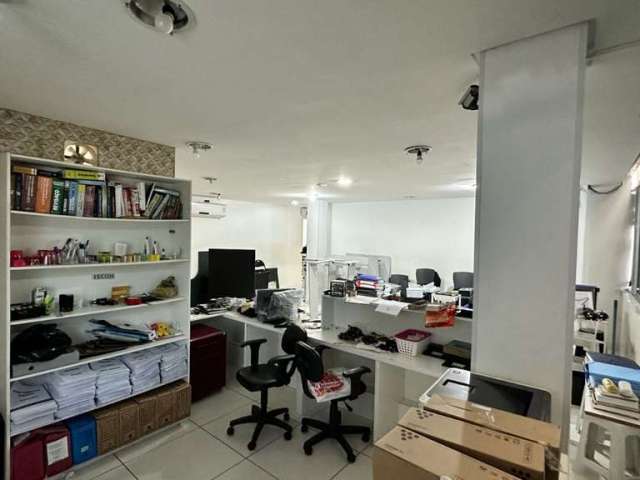 Sala - 180 m² - Banheiro