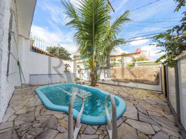 Casa térrea com piscina no Centro de Poá/SP; 3 quartos (1 suíte); 3 vagas