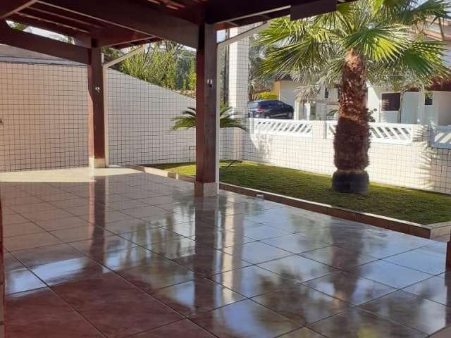 Casa a venda condomínio fechado com  504² | 4 quartos sendo 3 suítes |  piscina e area gourmet .