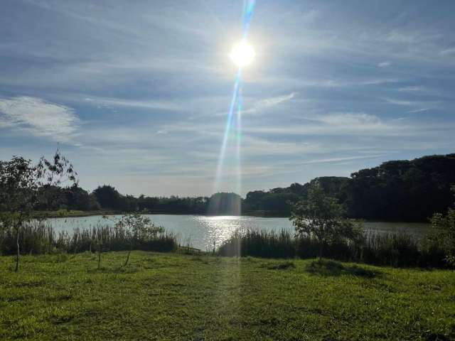 Terreno de esquina 3.000 m2  aproximado | condomínio semi fechado | lago para pesca  em Salto de Pirapora - SP