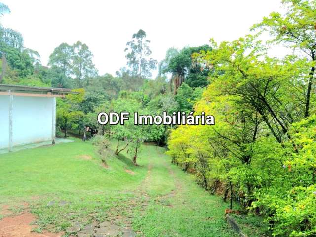 Chácara em Jundiaí-SP. Com casa  piscina, pes de frutas e muito verde.