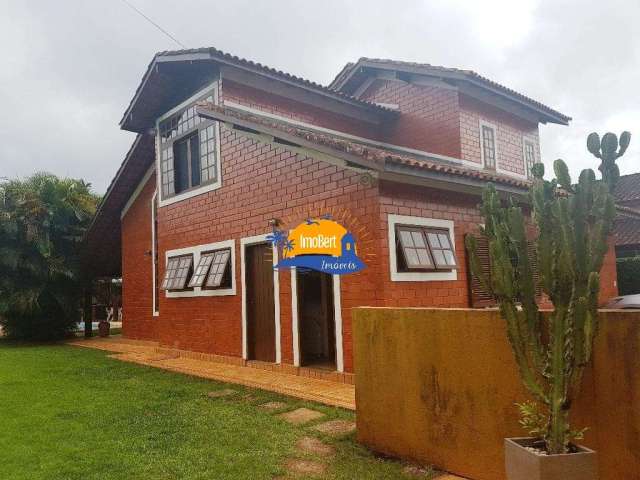 Casa à venda em Bertioga-SP, Indaiá: 3 quartos, 1 suíte, 2 salas, 6 vagas de garagem, 144,59 m². Dois lotes próximos à praia, com piscina e espaço gourmet.