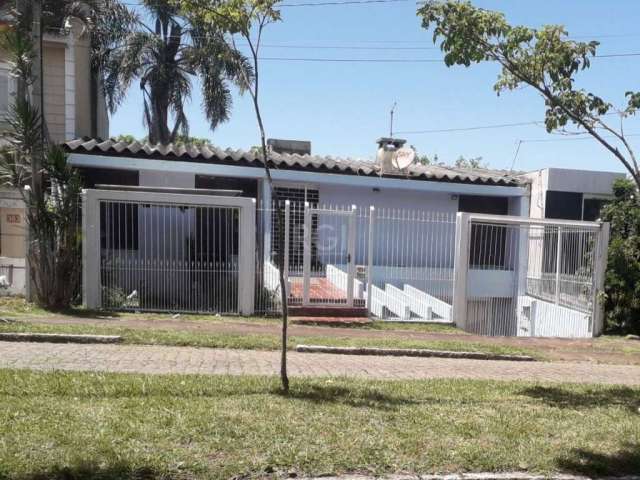 Casa com 3 dormitórios, 2 banheiros e 3 vagas/box de estacionamento, no bairro Jardim Isabel, zona sul de Porto Alegre. &lt;BR&gt;Mater Imóveis venda essa casa amplo living, com lareira, copa/cozinha 