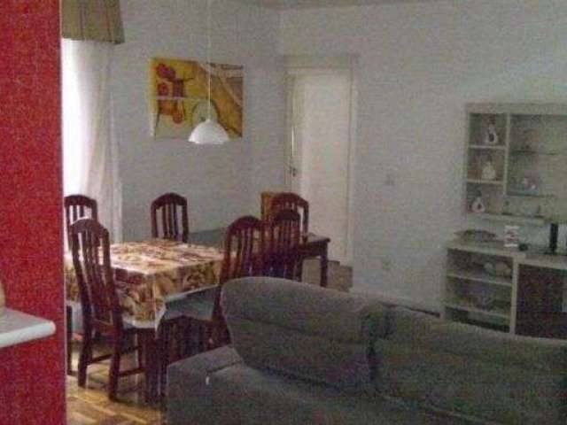 Apartamento de 3 dormitórios, amplo, totalmente reformado, em prédio pequeno, recuado da calçada. Uma suíte, living para 2 ambientes, área de serviço com churrasqueira, com vista, ventilado, ensolarad