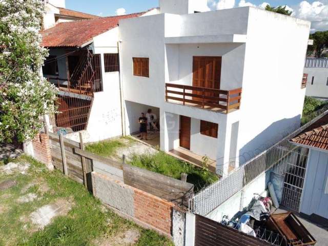 Ótima casa com aproximadamente 240m², em fase final de acabamento, com 03 dormitórios, sendo 01 suíte,  sala, cozinha, banheiro social e lavabo. Vaga para carro. Bem localizada próximo a av Oscar Pere