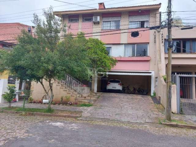 Excelente sobrado no bairro Boa Vista! Com três pavimentos (tem espaço para colocar elevador), Possui garagem para 2 carros,  sala de estar com lareira, escritório, cozinha, lavandeira ampla, 5 dormit