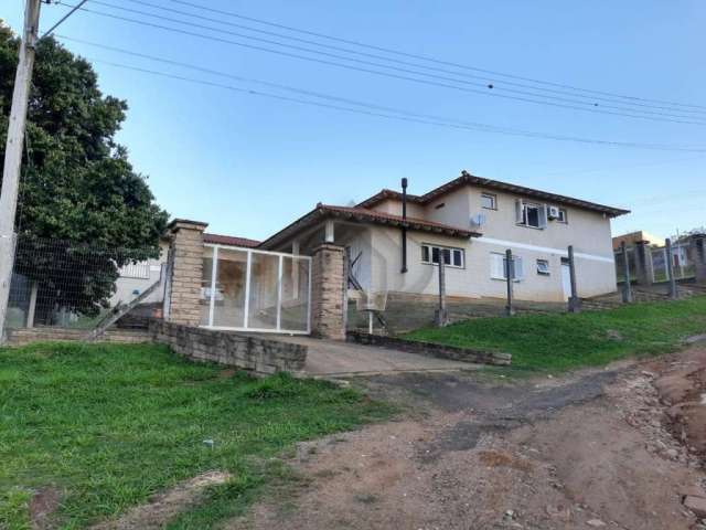 Casa no bairro Lageado com uma vista magnífica do bairro. Possui 2 pavimentos com 4 dormitórios, sendo uma suíte, 3 banheiros, ampla cozinha e sala de jantar integrada, sala de estar, living com escad