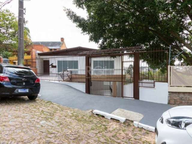 Ótima casa à venda - parte alta de Teresópolis, Porto Alegre. Com 5 dormitórios, sendo 1 suíte, 4 banheiros, 8 vagas de garagem e uma área total de 618m². Localizada em uma praça, possui vista panorâm