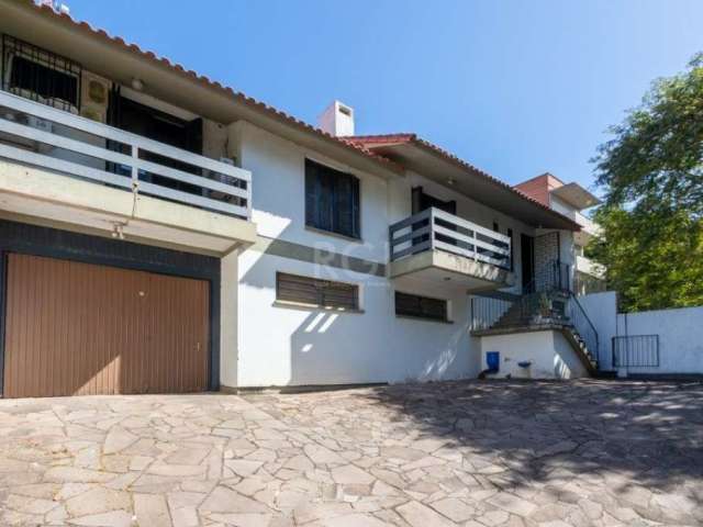 Casa com uma área privativa  286,28 m² .No primeiro pavimento: Garagem para 03 carro ,Salão grande com um banheiro e uma cozinha pequena.&lt;BR&gt;Segundo pavimento: 01 suíte ,02 dormitório , 02 banhe