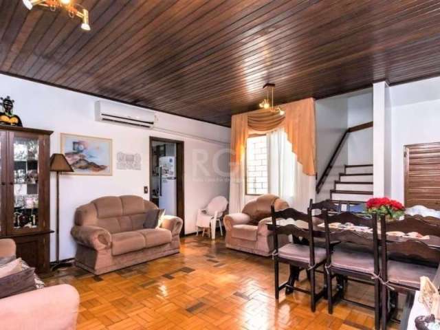 Casa com 4 dormitórios sendo 1 suíte, cozinha/copa, banheiro social, living 2 ambientes, espaço gourmet com churrasqueira, garagem coberta para 2 carros, sacada, área de serviço e pátio nos fundos. Po