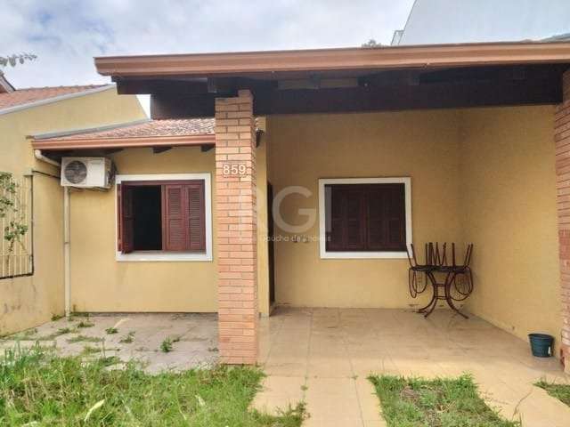 Casa com dois dormitórios , 2 banheiros, sala  e cozinha     &lt;BR&gt;Área de serviço ,churrasqueira e quarto de serviço &lt;BR&gt;Condomínio fechado, segurança 24h, área murada ,permitindo animais ,