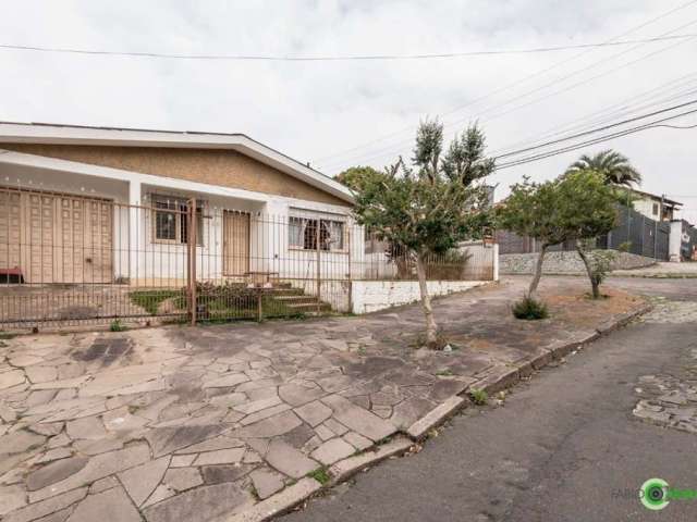 EXCELENTE CASA COM EDÍCULA CONSTRUIDA AOS FUNDOS COM SAIDA PARA RUA SAMARITANA Nº20&lt;BR&gt;Composta de living e 2 dormitórios ,banheiro ,cozinha ,lavanderia , 02 vagas de garagem (1 vaga coberto) e 