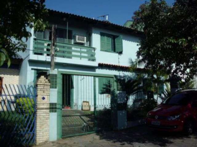 Vende casa no bairro protásio alves, com garagem para 02 carros, 04 dormitórios, patio, piscina,suite, sacada, lareira, churrasqueira, mais uma casa nos fundos com todas as dependências em rua com asf