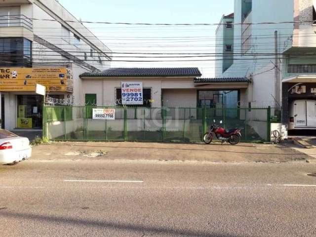 Casa 3 dormitórios, 2 banheiros, na Av. Assis Brasil, excelente localização, junto ao Bourbon shopping e próximo a hospitais, posto de saúde. &lt;BR&gt;3 vagas na frente e mais quatro vagas no pátio l