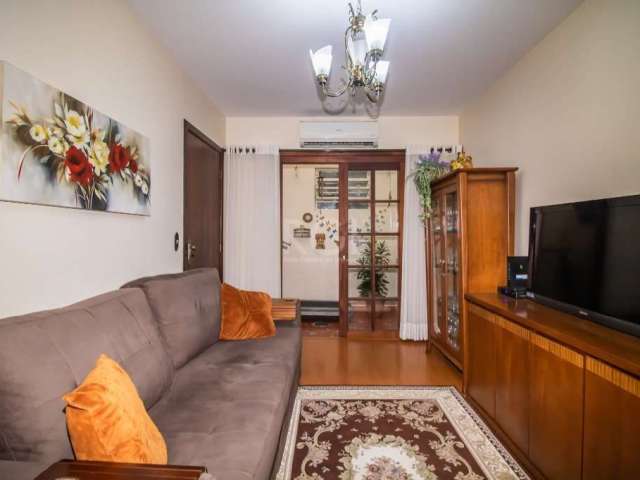 Excelente casa de 289 m² de área privativa, com 3 dormitórios, sendo 1 suíte, banheiro social, 4 salas, sendo uma com lareira, espaço gourmet com churrasqueira, cozinha, banheiro auxiliar, área de ser