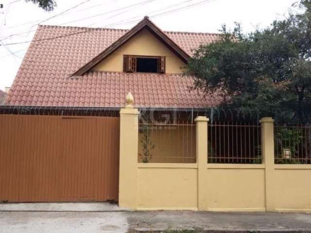 Casa estilo sobrado com 3 dormitórios sendo 1 suíte, amplo living, sala, lavabo, banheiro social cozinha, área de serviço, pátio com piscina e churrasqueira. Edícula nos fundos do pátio podendo ser um