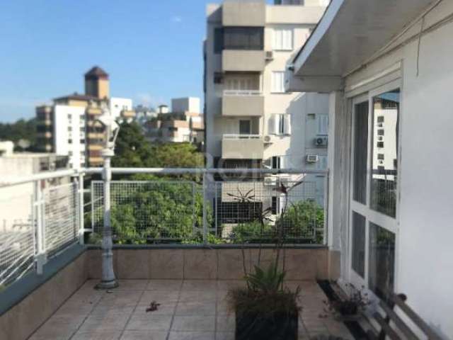 vende Ampla Cobertura com 167,15m2 privativos, iluminada e ensolarada, em rua silenciosa, de frente, com duas vagas de garagem, sendo uma grande garagem fechada e outra vaga condominial coberta, livin