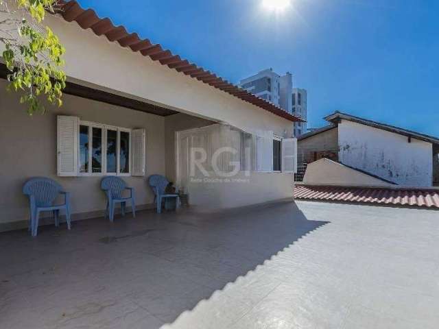 Casa muito charmosa com 290m², em rua calma, e localizada junto ao Jardim Europa.&lt;BR&gt;Libertas imobiliária vende CASA de 3 dormitórios, sendo 1 suíte, living 2 ambientes com sala de estar e janta