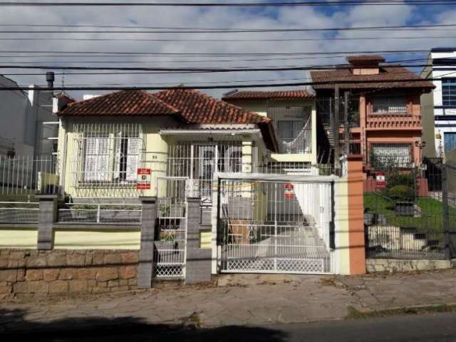 Casa totalmente reformada. Cinco banheiros novos, 3 suítes, cozinha  com armários, sala nova com lareira. Toda rede de água e esgoto nova. Eletricidade trifásica,  toda a fiação e disjuntores novos. D