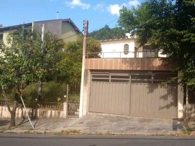 Casa no Morro São Caetano, rua Fernando Osório, a 400mt. da Av. Teresópolis, com living dois ambientes, gabinete, lavabo,copa/cozinha, área de serviço, lavanderia, pátio lateral, pátio nos fundos com 