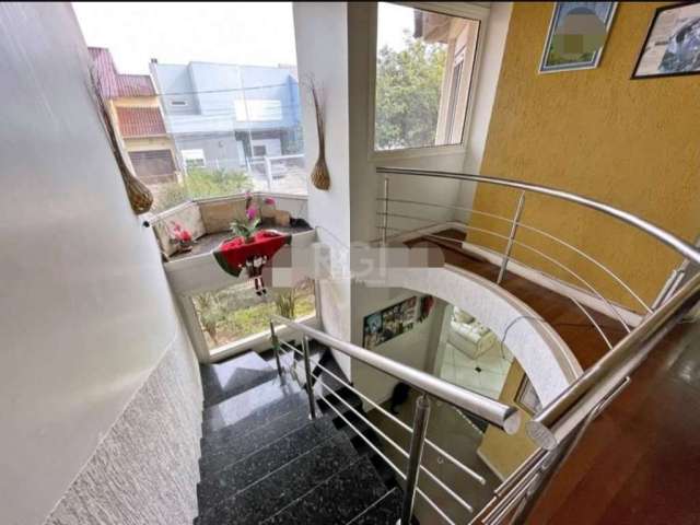 Casa localizada no bairro EcoVile ! 247m2&lt;BR&gt;No térreo possui uma sala de estar dois ambientes com uma lareira, lavabo, sala de jantar e uma ampla cozinha com churrasqueira.&lt;BR&gt;No segundo 