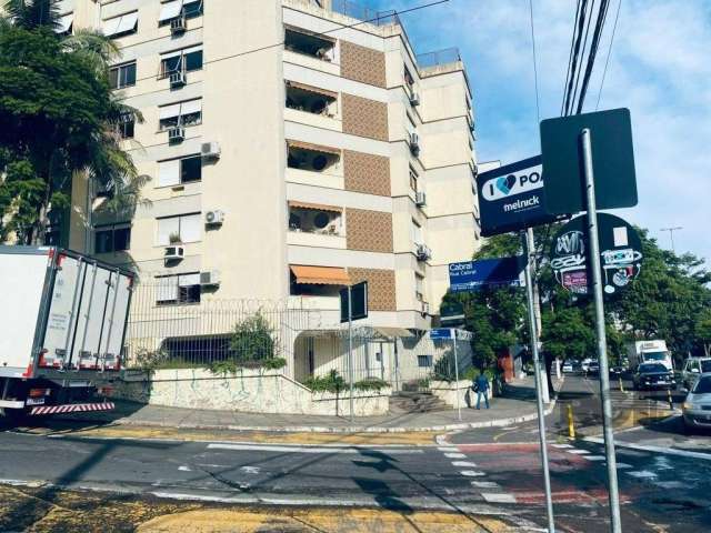 Excelente apartamento no bairro Rio Branco, com 3 dormitórios, sendo 1 suíte, dependência de empregada completa, área de serviço, cozinha com móveis planejados, amplo living para 2 ambientes com sol d