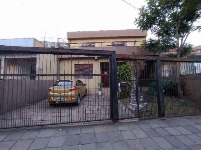 Casa com dois pavimentos, no andar superior:  tres dormitorios, sendo dois com sacada e um suite master, banheiro social, escritorio e terraco. no terreo: sala de estar, sala de jantar, cozinha, escri