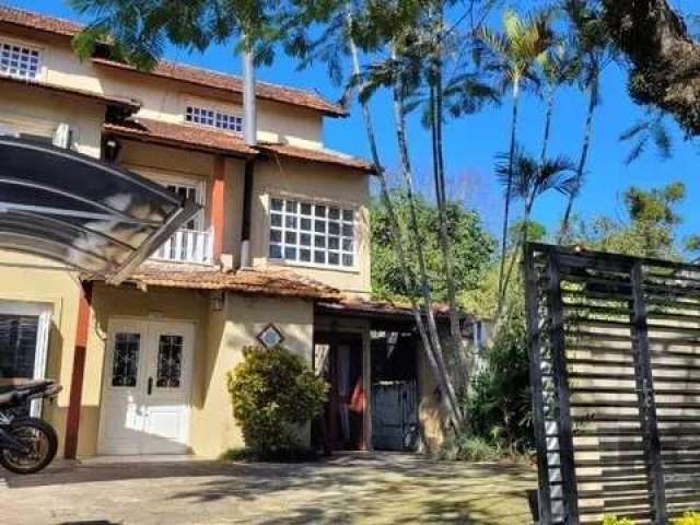 Linda casa de 3 andares na Tristeza com 4 dormitórios, sendo 1 suíte, sala de jantar e estar, cozinha, banheiro. Terreno amplo com  quiosque e piscina. Ficam os móveis planejados da cozinha e dos banh