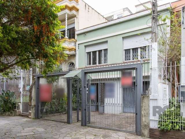 Casa/sobrado amplo de alvenaria, em excelente localização no bairro Petrópolis, com 3 dormitórios, 2 banheiros, cozinha, sala de estar, espaço gourmet com churrasqueira, garagem coberta para dois carr