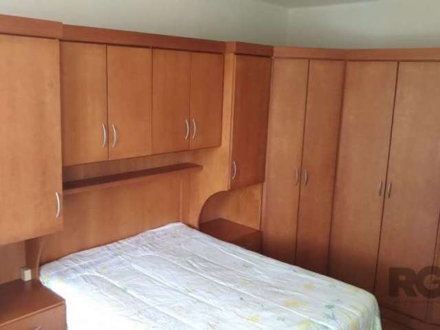 Apartamento com 3 dormitórios (dois casal e um solteiro), sala ampla, cozinha grande, banheiro e dependência de empregada com  banheiro. &lt;BR&gt;Não possui garagem.  &lt;BR&gt;Não possui elevador.  