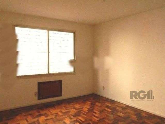 Apartamento 02 dormitórios no bairro Petrópolis. Ótima localização, próximo à Praça da Encol (2 quadras), em rua tranquila e arborizada. Distribuído em living, cozinha, área de serviço separada, depen