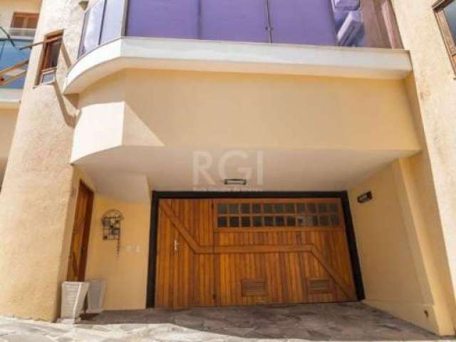 Casa em condomínio, 03 dormitórios uma suíte, 03 vagas de garagem, área 240,50m² de área útil, localizada no Bairro JARDIM ISABEL/IPANEMA. Condomínio com serviço de vigilância e guarita na rua. Além d