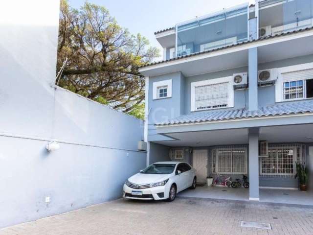 CASA EM CONDOMÍNIO / VILA ASSUNÇÃO &lt;BR&gt;&lt;BR&gt;Casa em condomínio localizada próximo ao Guaíba. No térreo living com dois ambientes, churrasqueira, cozinha, área de serviço e lavabo. No primei