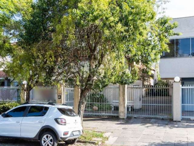 Casa em condomínio com 196 m², 3 dormitórios, 1 suíte com closet, 2 vagas de garagem, cozinha mobiliada, living 2 ambientes, salão de festa com churrasqueira e banheiro, terraço e piscina privativa co