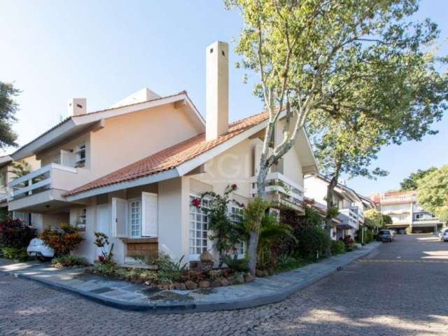 Excelente casa em condomínio e com ótima localização no bairro, Tristeza.&lt;BR&gt;Possui amplo living para 02 ambientes, lareira, lavabo, cozinha, espaço gourmet, área de serviço, dependência de empr