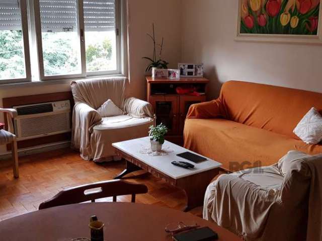 Apartamento com 3 dormitórios no bairro Menino Deus em Porto Alegre. Living 2 ambientes, banheiro social e lavabo, cozinha ampla, lavanderia e dependência de serviço completa. 2 lances de escadas. Áre