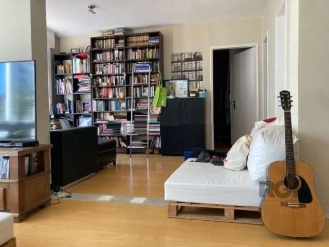 Vende-se apartamento de 2 dormitórios, transformado em 1 dormitório, fácil reversão, living em 2 ambientes, lavabo, cozinha e área de serviço independente, dependência de empregada, banheiro auxiliar,