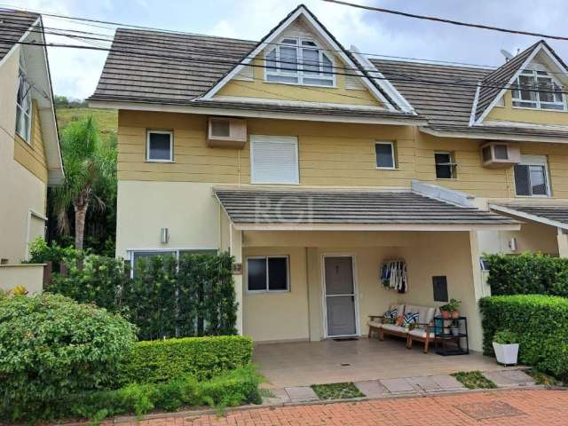 Excelente casa em condomínio, finamente decorada,  com 3 dormitórios, sendo 1suíte, living 2 ambientes, banho social, cozinha, área de serviço, possui  elevador interno, água quente, pátio interno, va