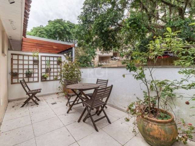 Luagge vende casa mobiliada no condomínio fechado Quintas da Boa Vista no bairro Pedra Redonda. Living com sacada, sala de jantar e cozinha americana mobiliada com churrasqueira. Lindo pátio com paisa