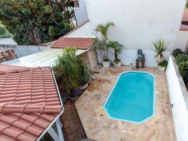 CASA EM CONDOMÍNIO | 03 SUÍTES |PÁTIO | PISCINA | 02 VAGAS | PRÓXIMO AO SHOPPING JARDIM VERDE | BAIRRO IPANEMA &lt;BR&gt;&lt;BR&gt;Excelente casa em condomínio fechado.&lt;BR&gt;&lt;BR&gt;Living em do