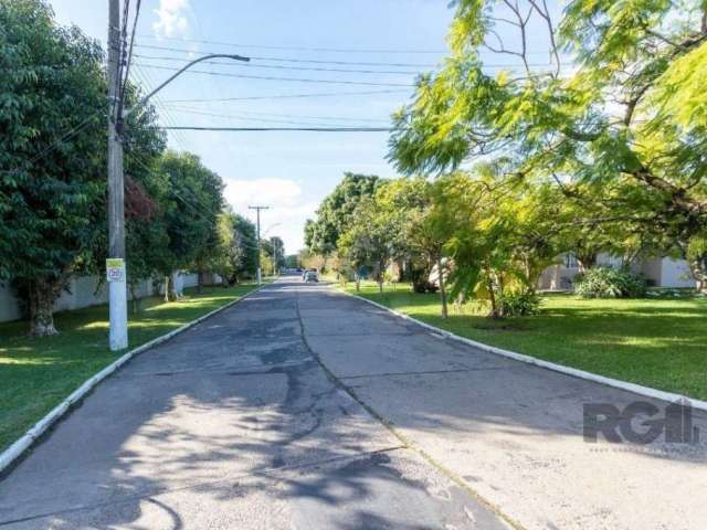 Casa de três dormitórios, suíte e duas vagas de garagem no bairro da Cavalhada em Porto Alegre. &lt;BR&gt;São 209,00 m² de área privativa, living para três ambientes, banheiro social, cozinha e área d