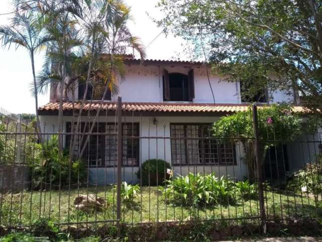 Casa no Bairro Pedra Redonda, Zona Sul de Porto Alegre, com 4  Dormitórios sedo 1 Suíte, Living  3 ambientes,  lareira, cozinha, banheiro social, banheiro auxiliar, área de serviço, pátio na frente e 