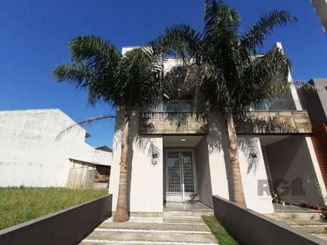 Casa de dois dormitórios, sendo duas suites, no primeiro pavimento temos o lavabo, living, cozinha, e pátio com piscina, churrasqueira e grelha. No segundo pavimento temos as duas suites, no terceiro 